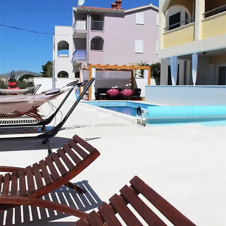 Schoene Mit Gemeinschaftspool Apartment