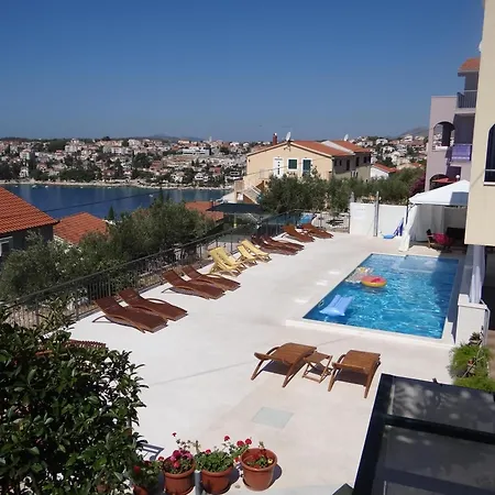 Schoene Mit Gemeinschaftspool * Trogir