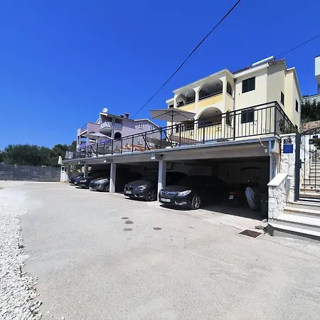 Schoene Mit Gemeinschaftspool * Trogir